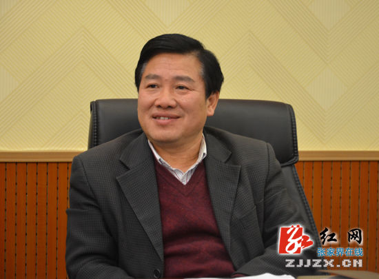 张家界市市长许显辉与财税金融工作者共话张家界发展