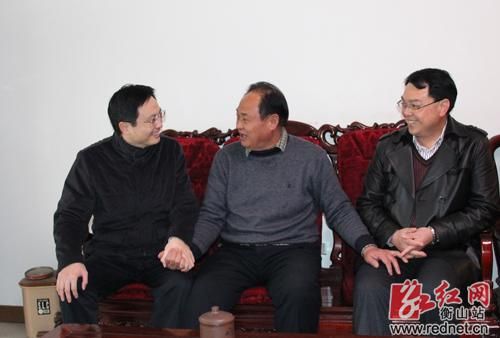 周建(左),盛小平(由)一行慰问老干部颜彩藻(中),与其促膝交谈.