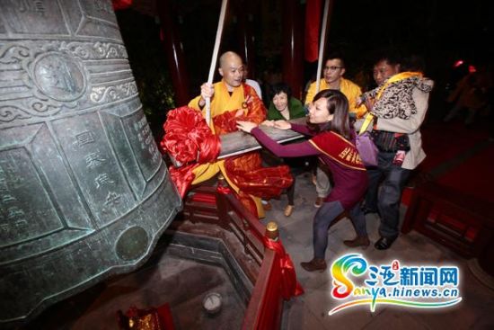 三亚南山景区除夕夜敲钟祈福迎马年