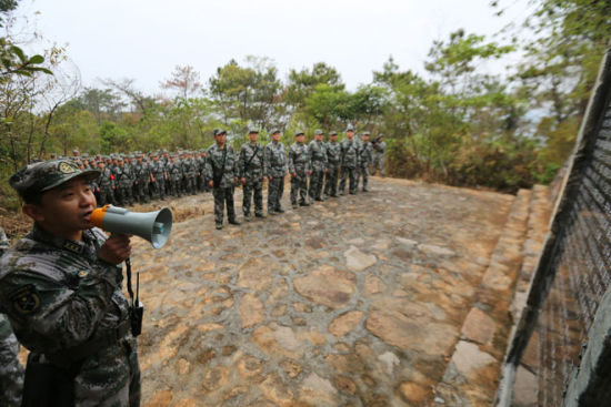 通訊員/趙煒龍 周建明)24日至25日,廣東省軍區首長機關帶直屬分隊開展