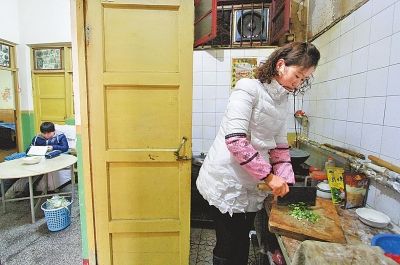 > 正文  陪读妈妈郭艳芳在厨房里做饭,儿子在客厅学习.