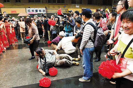 第四届广州民间艺术节"三月三·荔枝湾"水上集体婚礼花船迎亲在荔枝湾