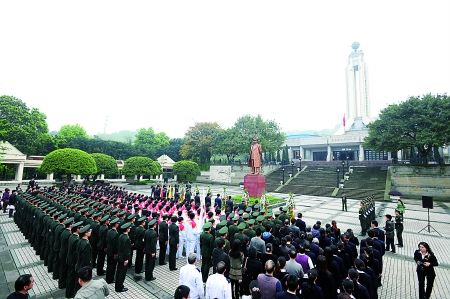 正文歌乐山烈士陵园,学生们给先烈送上花圈首席记者 钟志兵 摄 市民