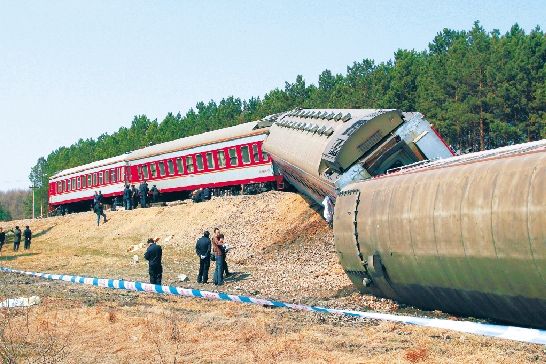 中国火车脱轨事故图片