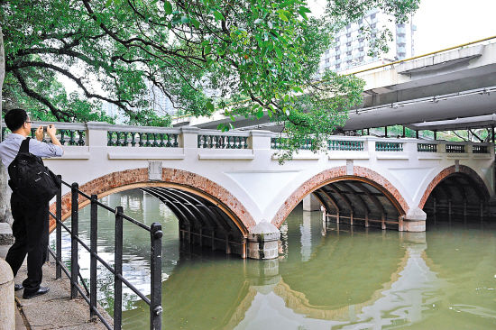 文/羊城晚报记者 林园通讯员 卢绍琨"今早经过沙面西桥附近,闻到沙基