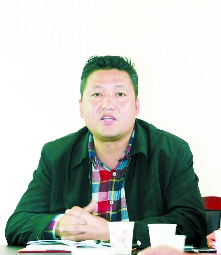 不好,不许我对爸爸好"独自照顾残疾公公36年的王显秀本组图片由记者