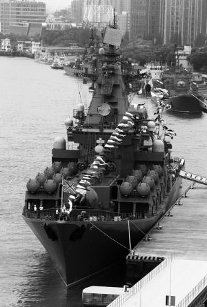 中国海军导弹驱逐舰郑州舰官兵在俄罗斯"瓦良格"号导弹巡洋舰上参观