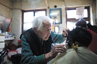 《新闻晚高峰》报道,北京百岁剃头匠靖奎老人昨天上午去世,享年101