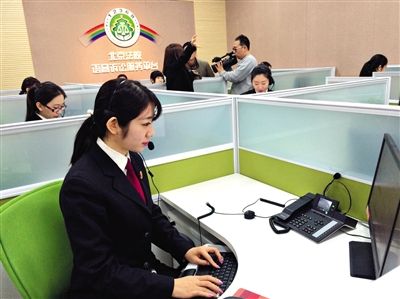 昨日上午,12368平台座席员正在接听来电.新京报记者 刘洋 摄