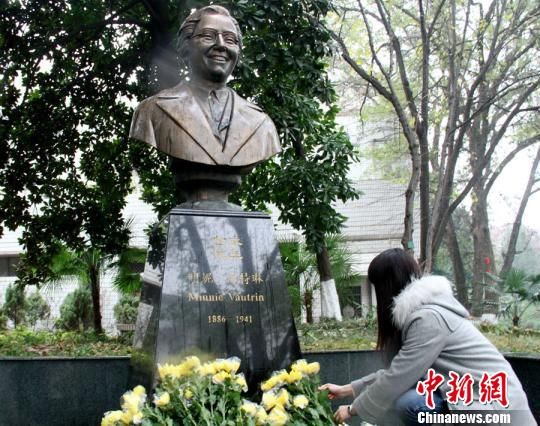 南京近百大学生铭记历史冒雨悼念魏特琳