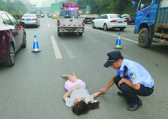 一女子越过隔离护栏从天桥纵身跳下