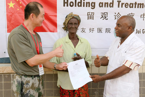 中国医生助埃博拉病患重获新生
