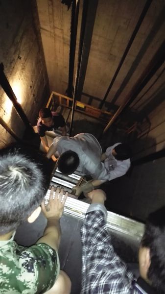 电梯困人