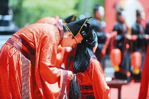 42对新人集体行汉礼结发许白头
