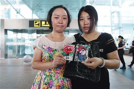 (左)和失散27年的妹妹石回香在机场热泪相拥 本组图片由记者 蒋雨龙