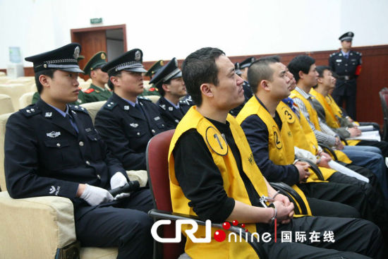 22"特大涉黑案开庭 52名被告受审(图)