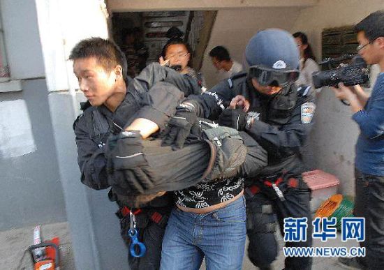 特警从天而降 10分钟擒获歹徒(组图)
