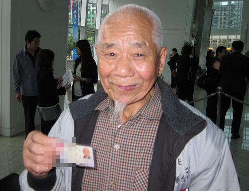 台北101国际登高赛,连续7年参加的他4日拿着身份证,证明自己94岁了