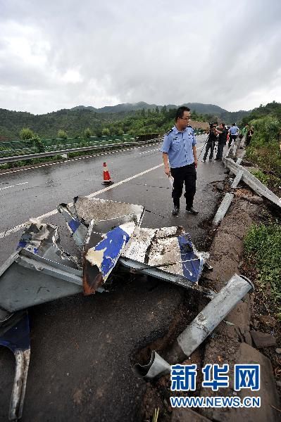 一辆河南客车在太长高速发生车祸 已致9人死亡(图)