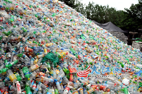 南昌:塑料瓶堆积如山 作坊内肮脏不堪(组图)