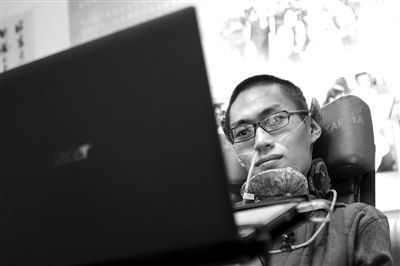 渐冻人用眼睛操控电脑设计公益标志(图)