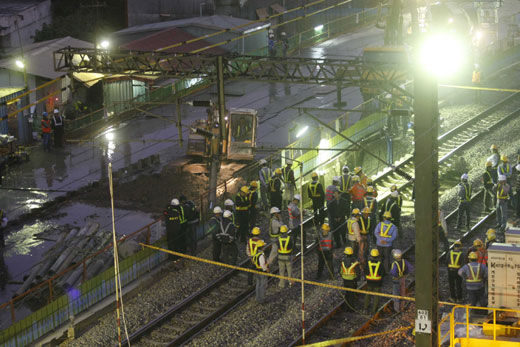 高雄市中都陸橋北方5米處鐵軌,22日因鐵路地下化工程路基淘空長達10米