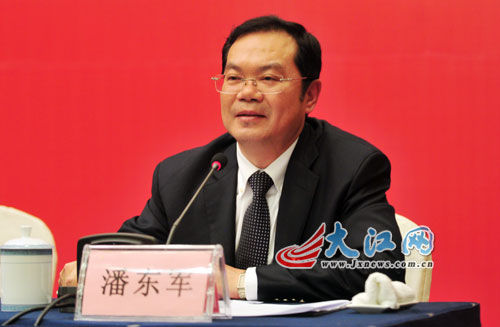 上饶市市长潘东军出席江西"两会"新闻发布会(图片由大江网记者 喻云亮