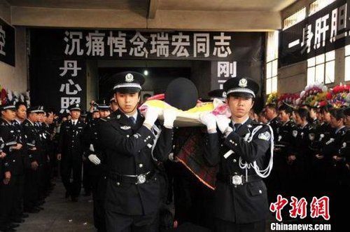 民警调解纠纷被砍身亡 市民自发吊唁送行(图)