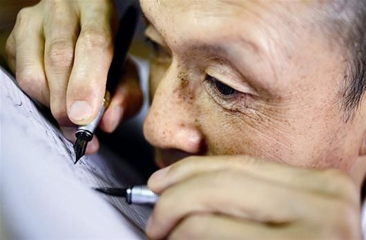 图文:58岁盲人10年挥就千万字