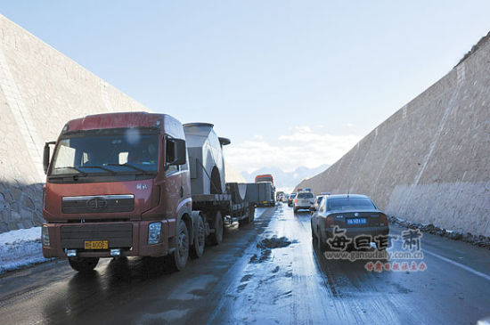 连霍高速武威乌鞘岭段遇大雪 43小时大堵车(图)