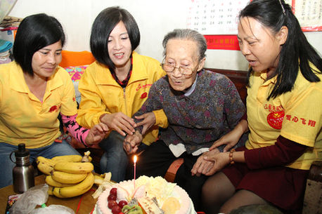 们带上水果和蛋糕,来到韶关浈江区东河职工新村孤寡老人黄丽琼的家里