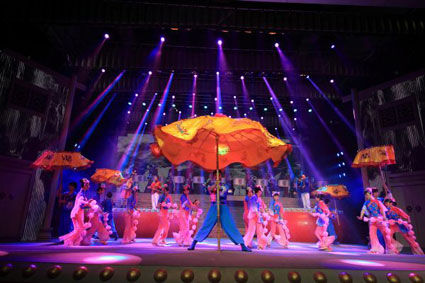 老艺人,伞把子,鼓架子,俏兰花等花鼓灯演员,在歌舞斗技中演绎出淮河