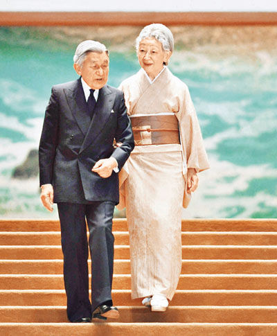 图为日本天皇和皇后