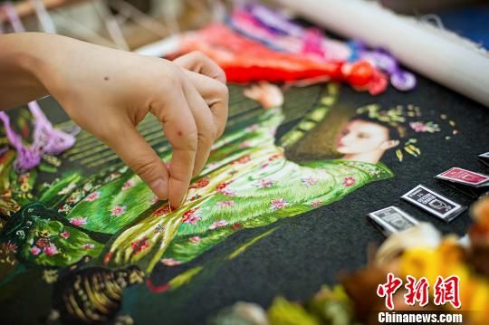 古镇藏针上油画探访中国五大名绣之乱针绣图