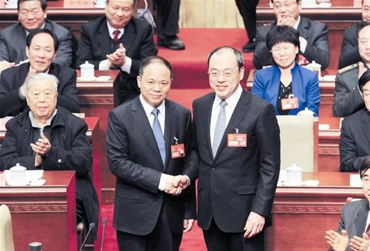 楚天金报讯 图为:武汉市委书记阮成发(右)与新当选市长万勇(左)握手