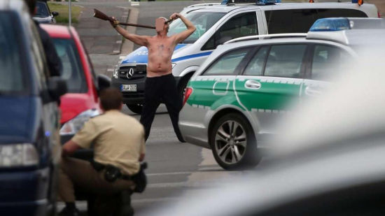 德国男子酒后欲吞枪自杀 被警方制服(组图)