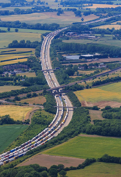 大约3400辆卡车被困在英国肯特郡的高速公路上,排出30多公里的长龙