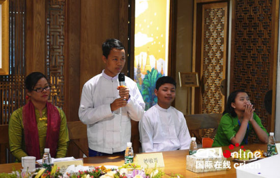 学生代表妙敏哥发言中缅友协会长耿志远向十四中教师意莱温赠送纪念品