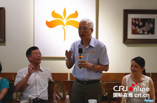 中缅友协会长耿志远发言学生代表妙敏哥发言中缅友协会长耿志远向十四
