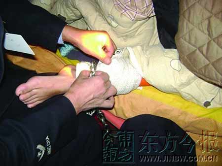 李蔚/文 冯杰/图18岁的女孩龚某,被父母用铁链锁起来了,死死地锁在她