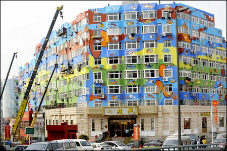 国内最大的城市彩绘楼群现身青岛(组图)