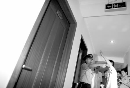 酒店安全出口标识指向客房门(图)