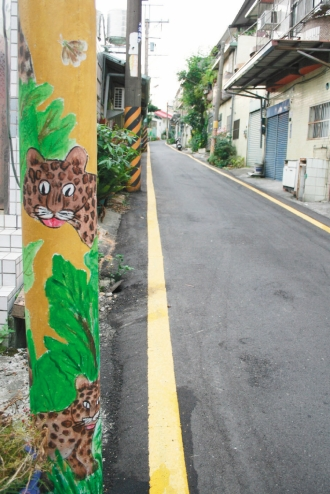 台湾家庭主妇成街头化妆师彩绘小区内百根电杆