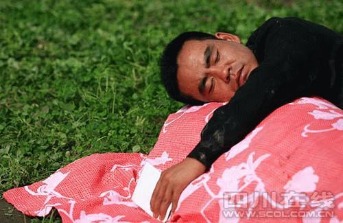 男子打捞落水妻子5天抱着遗体入睡图