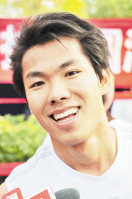 5公里男子冠军姓名:周志雄 成绩:21分22秒23岁的海沧小伙子周志雄