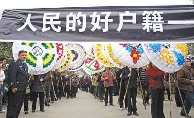 路人见死不救:警察周鑫制止歹徒砍行人被捅3刀 捂伤口