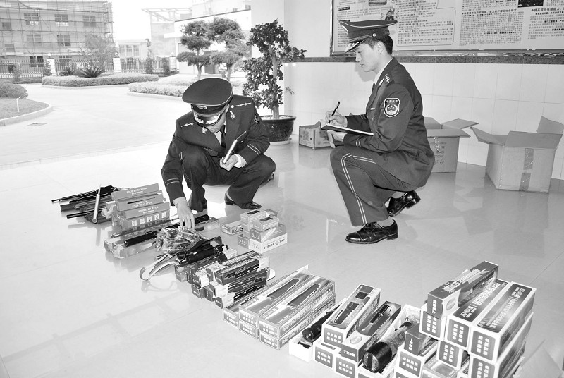 缴获107根电警棍 能输出80万伏电压