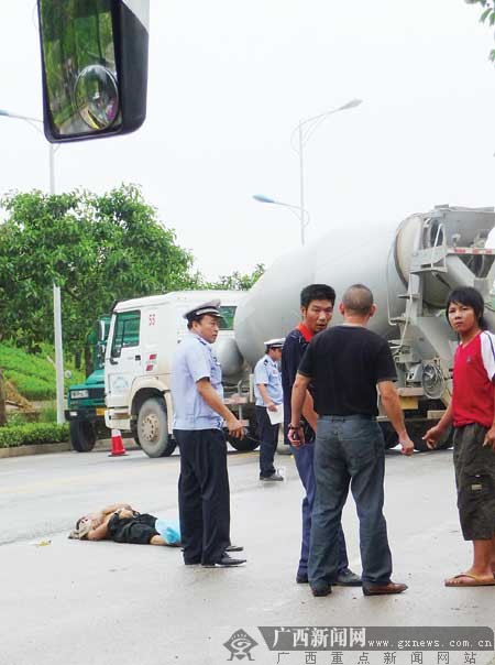 南宁一男子横穿马路撞上混凝土罐车 当场死亡