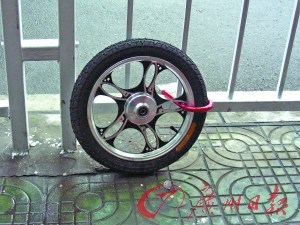 电动车被盗只剩独轮(图)