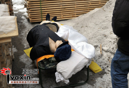 死者家属抬塑料人体模型堵公司大门(图)